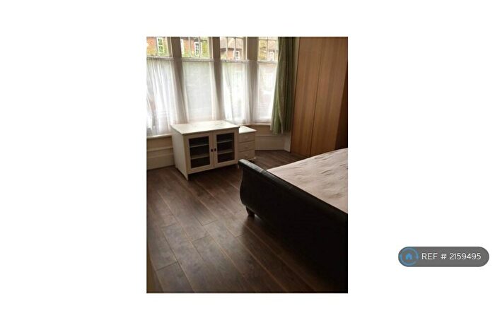 3 Bedroom Flat To Rent In Leaside Avenue, London, N10