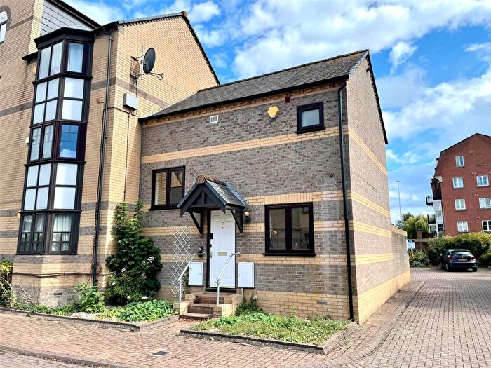 2 Bedroom Terraced House To Rent In Waterside Gardens, Reading, Berkshire, RG1