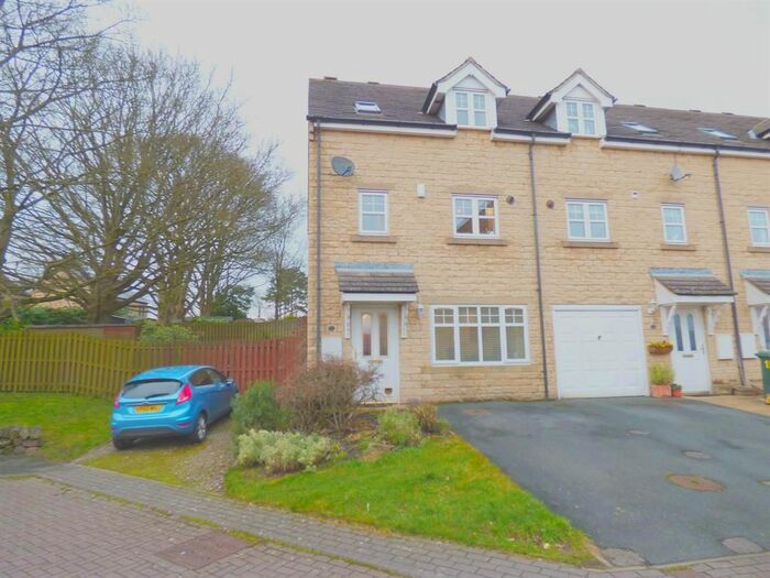 3 Bedroom End Of Terrace House To Rent In Whitestone Drive, East Morton, BD20