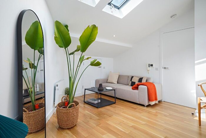 Studio To Rent In Buckingham Road, London, N1