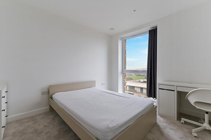 2 Bedroom Flat To Rent In Waterview House, Grand Union, London, HA0
