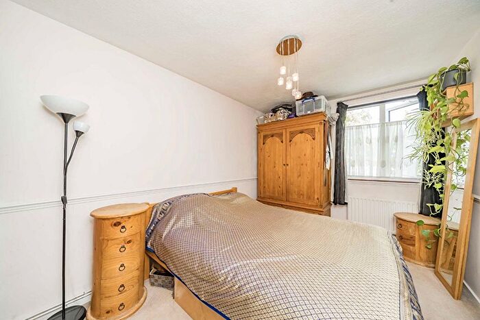 3 Bedroom Flat To Rent In Scrutton Close, Clapham Park, SW12