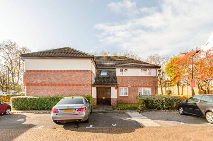 2 Bedroom Flat For Sale In Campbell Gordon Way, Gladstone Park, London, NW2