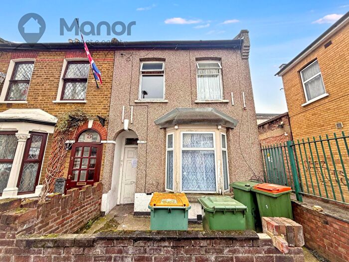 2 Bedroom Flat For Sale In Stanley Road, Manor Park, E12