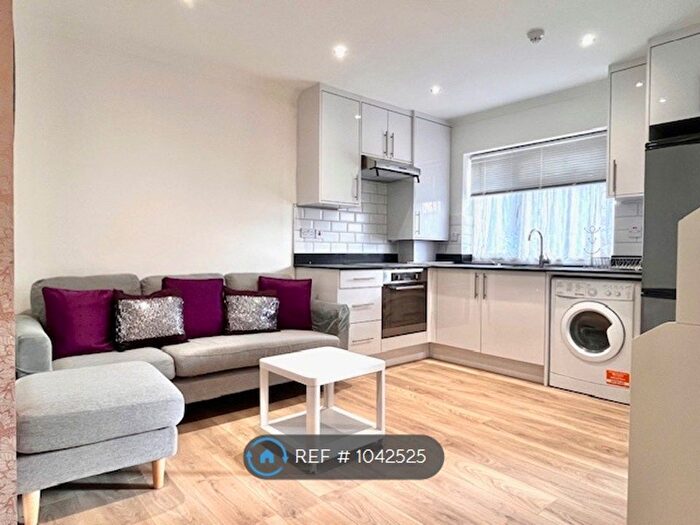 3 Bedroom Flat To Rent In Lichfield Road, Hounslow, TW4