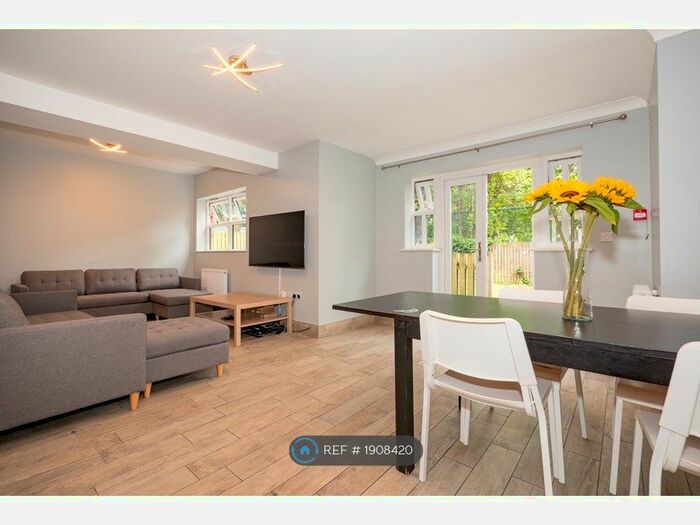 9 Bedroom Semi-Detached House To Rent In Schuster Rd, Manchester, M14