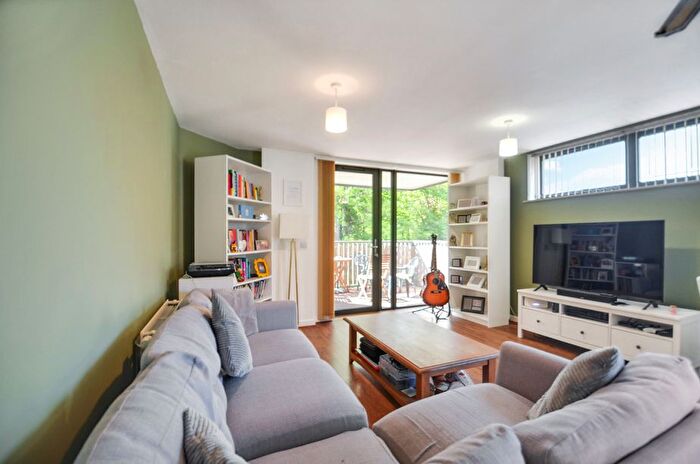2 Bedroom Flat For Sale In Townhall Square, Dartford, DA1