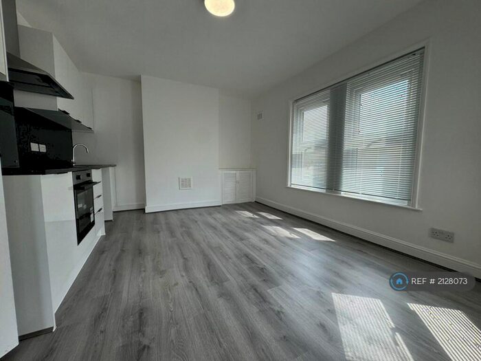2 Bedroom Flat To Rent In Swete Street, London, E13