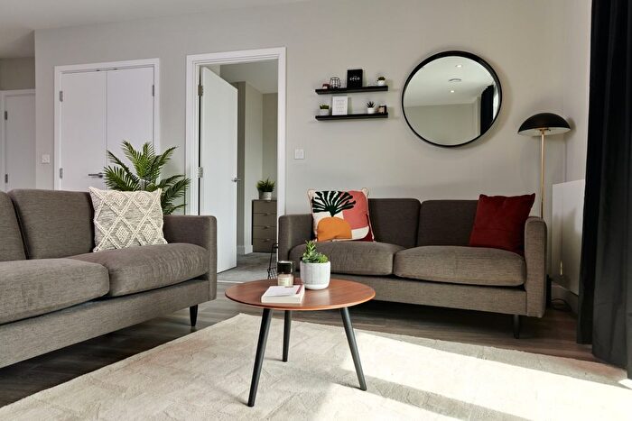 3 Bedroom Flat To Rent In Lionel Road South, Kew, TW8