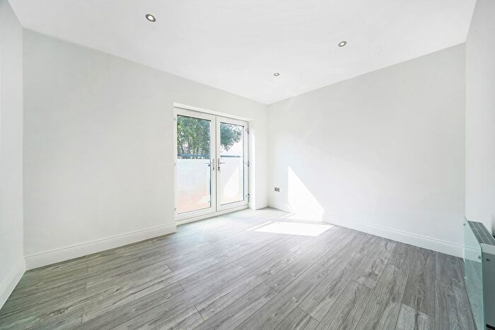 3 Bedroom Flat To Rent In Garratt Lane, Tooting, London, SW17