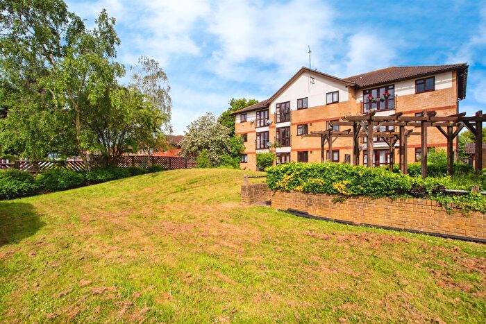 2 Bedroom Flat For Sale In Chenies Way, Watford, WD18