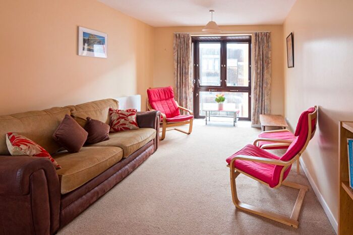 2 Bedroom Flat To Rent In Warriston Road, Canonmills, Edinburgh, EH7