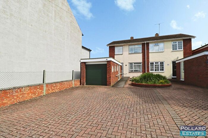 3 Bedroom Semi-Detached House For Sale In Station Road, Rainham, ME8