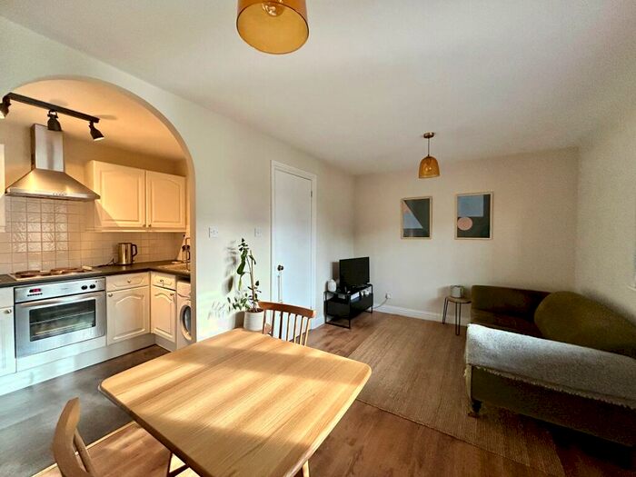 1 Bedroom Flat To Rent In Beaufort Close, Highams Park, Chingford, E4