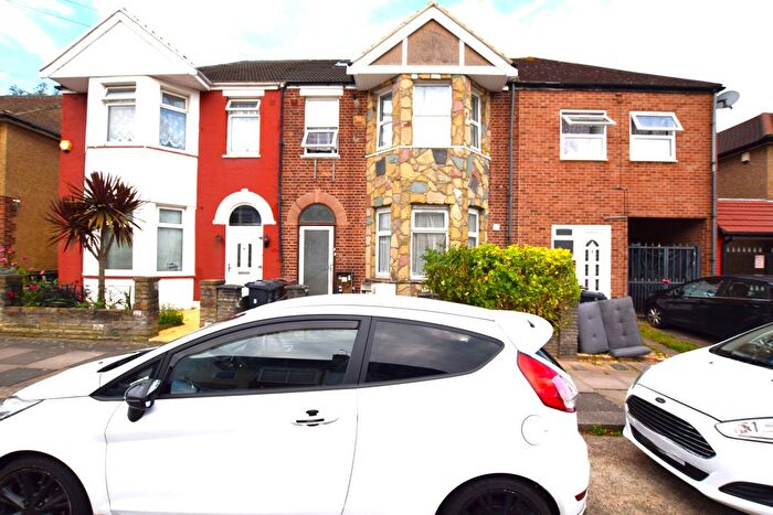 2 Bedroom Flat To Rent In Albany Road, Romford, RM6
