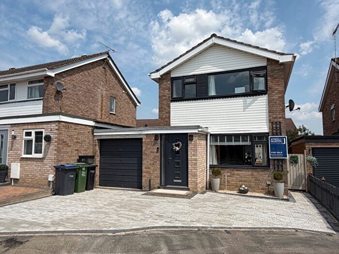 3 Bedroom Detached House For Sale In Wyvern Avenue, Calne, SN11