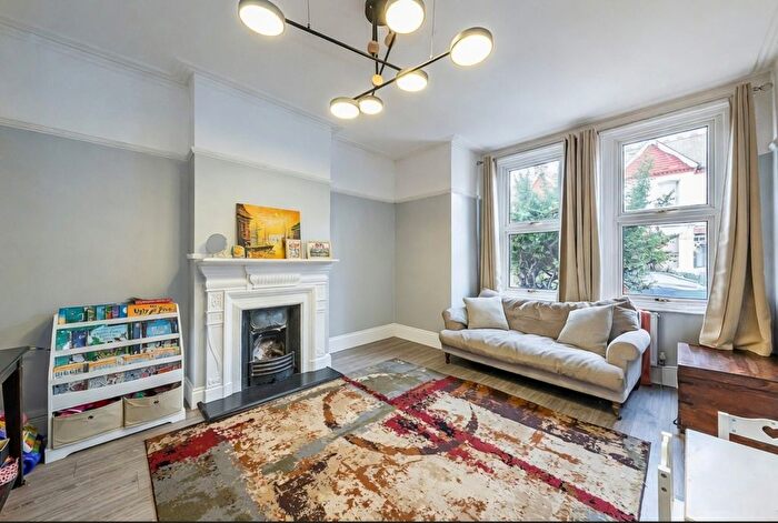 2 Bedroom Flat For Sale In Oakmead Road, London, SW12