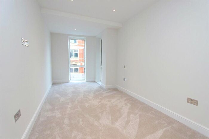 2 Bedroom Apartment To Rent In Broadway, Leigh-on-Sea, Essex, SS9