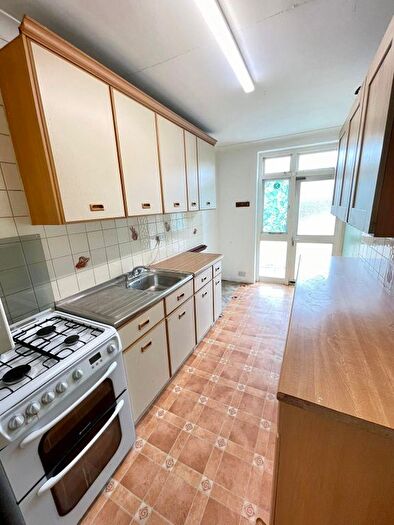 4 Bedroom Semi-Detached House To Rent In London, N13