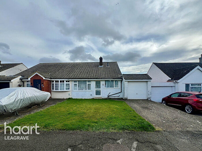 2 Bedroom Bungalow For Sale In Dunstable Road, Dunstable, LU5