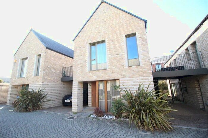 3 Bedroom Detached House To Rent In Barnwell Close, Edgware, HA8