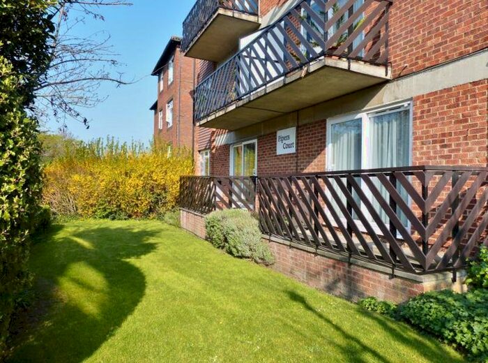 2 Bedroom Flat To Rent In South Bank, Surbiton, KT6