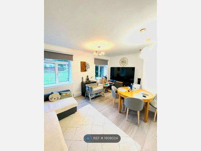 2 Bedroom Flat To Rent In Bromleigh Court, London, SE23