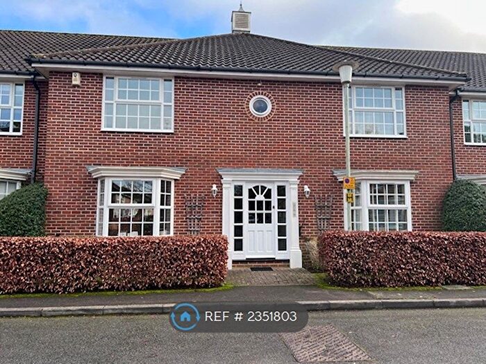 1 Bedroom Flat To Rent In Parkway Gardens, Welwyn Garden City, AL8