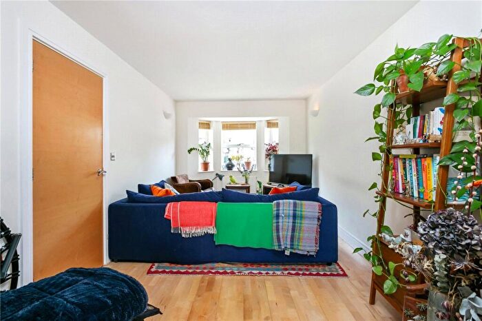 2 Bedroom House To Rent In Clifden Mews, London, E5