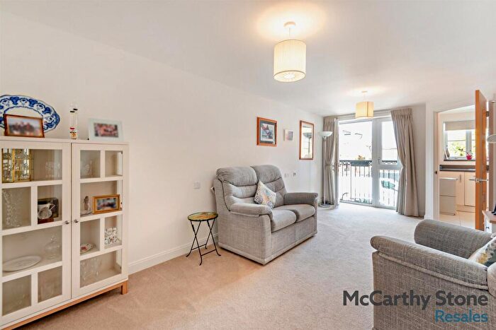 1 Bedroom Apartment For Sale In Churchfield Road, Walton-On-Thames, KT12