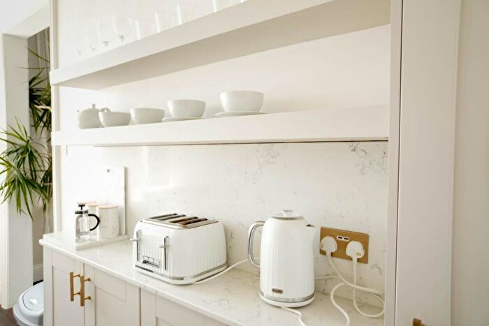 1 Bedroom Apartment To Rent In Kingsway, Hove, BN3