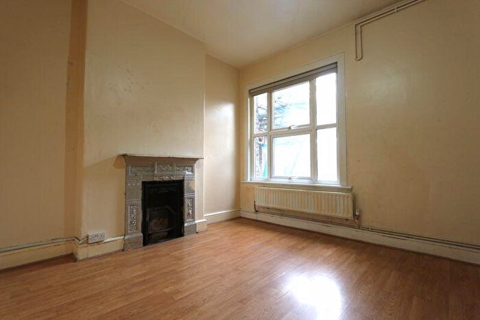 3 Bedroom Flat To Rent In Gladstone Avenue, Wood Green, N22
