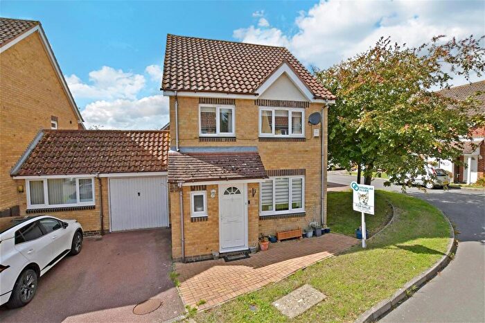 3 Bedroom Link Detached House For Sale In Weald Hall Lane, Thornwood, Epping, Essex, CM16