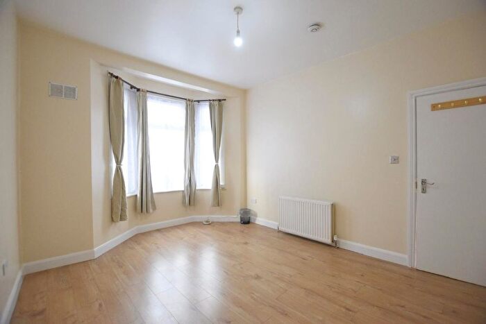 2 Bedroom Flat To Rent In Shoebury Road, East Ham, E6