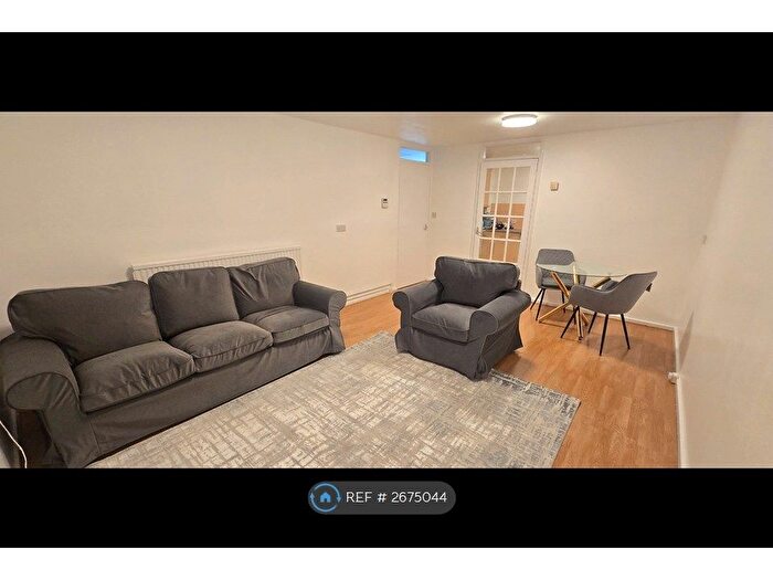 2 Bedroom Flat To Rent In Lovell Park Hill, Leeds, LS7