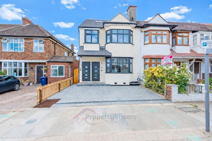 3 Bedroom Maisonette For Sale In Hale Grove Gardens, Mill Hill, NW7