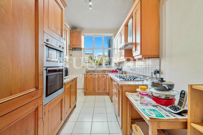 3 Bedroom Flat To Rent In Golders Green Road, London, NW11