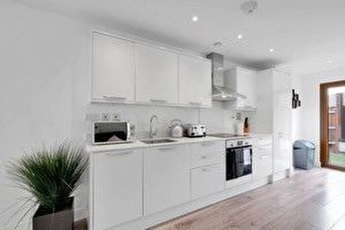 3 Bedroom Flat To Rent In Aldenham Road, Bushey, WD19