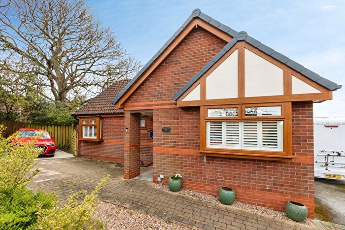 2 Bedroom Detached Bungalow For Sale In Lakeland Way, Wakefield, WF2