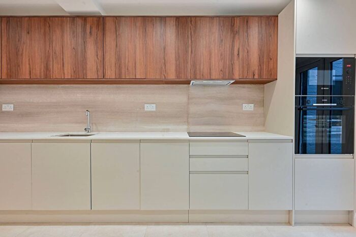 3 Bedroom Flat To Rent In Shepherds Bush Road, Shepherd's Bush, W6