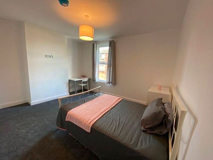 4 Bedroom Semi-Detached House To Rent In Penley Street, Sheffield, S11