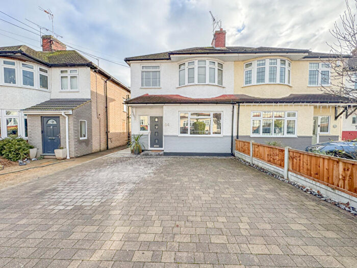 3 Bedroom Semi Detached House For Sale In Broadlands Road, Hockley, SS5