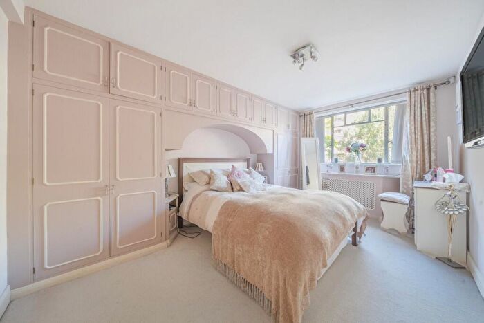 2 Bedroom Flat For Sale In Champion Hill, London, SE5