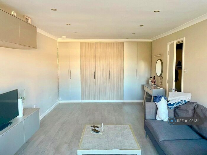 Studio To Rent In Hurst Court, London, SE25