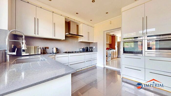 5 Bedroom Semi-Detached House For Sale In Burnsway, Hounslow, TW5