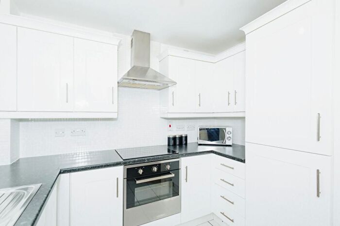 3 Bedroom Flat To Rent In Milkwood Road, London, SE24