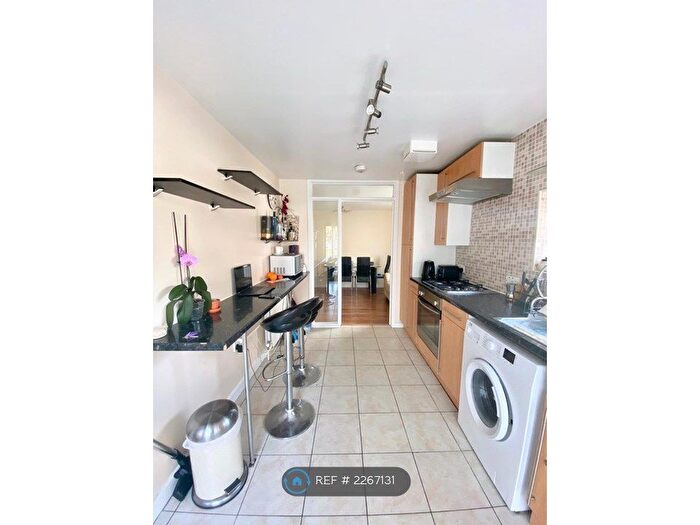 3 Bedroom Flat To Rent In Millard Road, London, SE8