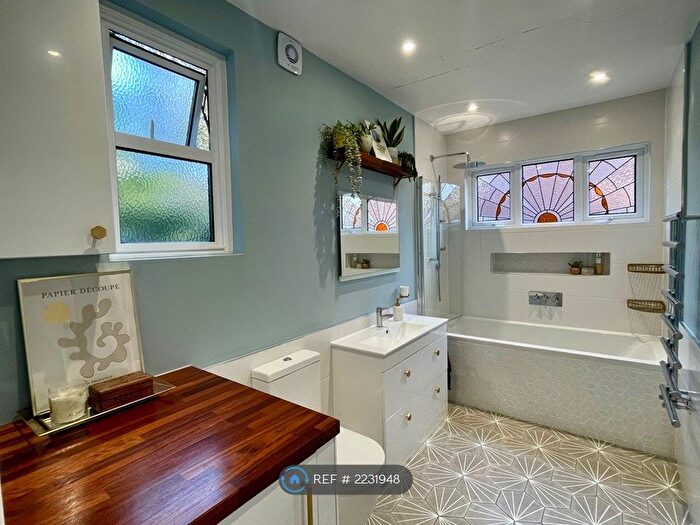 2 Bedroom Flat To Rent In Bushey Mansions, London, SW20