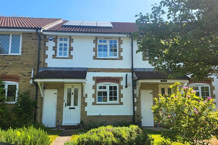 3 Bedroom House For Sale In Lichfield Close, Cockfosters, EN4