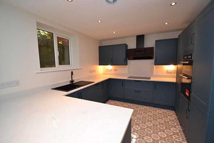 4 Bedroom Detached House For Sale In Brackendale, Thackley, BD10